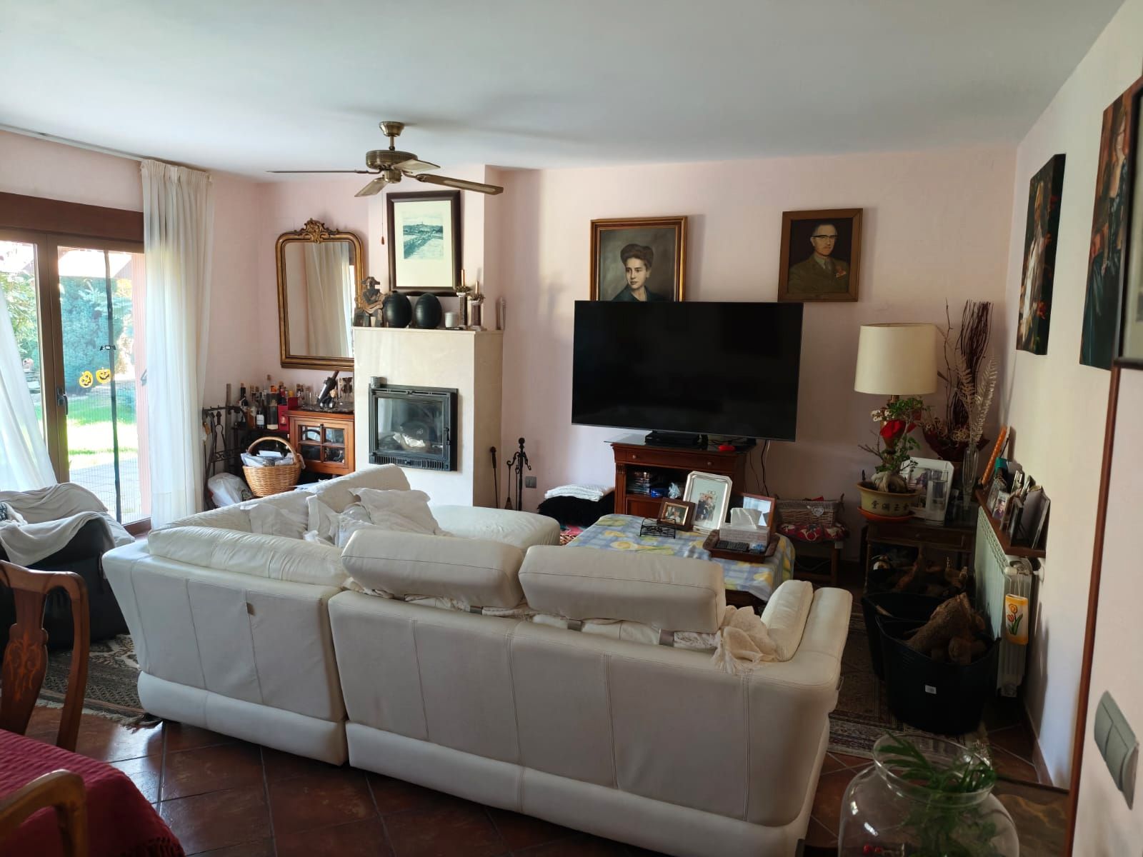 Sala d'estar de Casa o xalet en venda en Valdemorillo amb Aire condicionat, Calefacció i Jardí privat