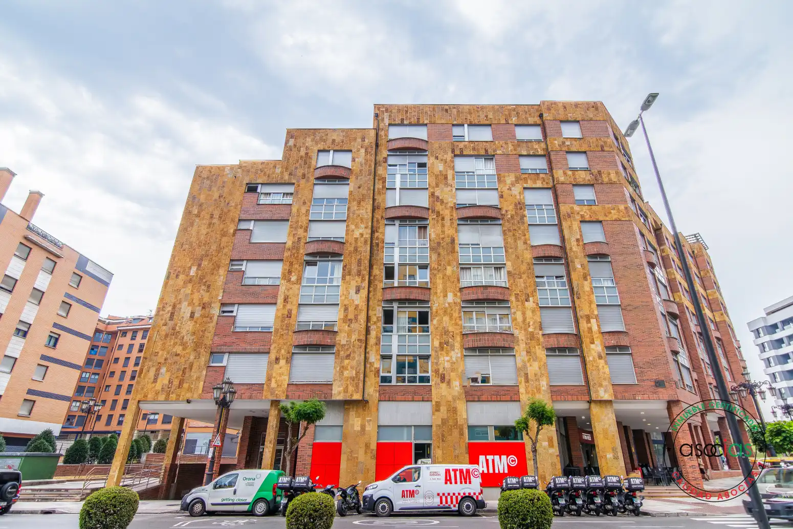 Vista exterior de Àtic en venda en Oviedo  amb Calefacció, Jardí privat i Parquet