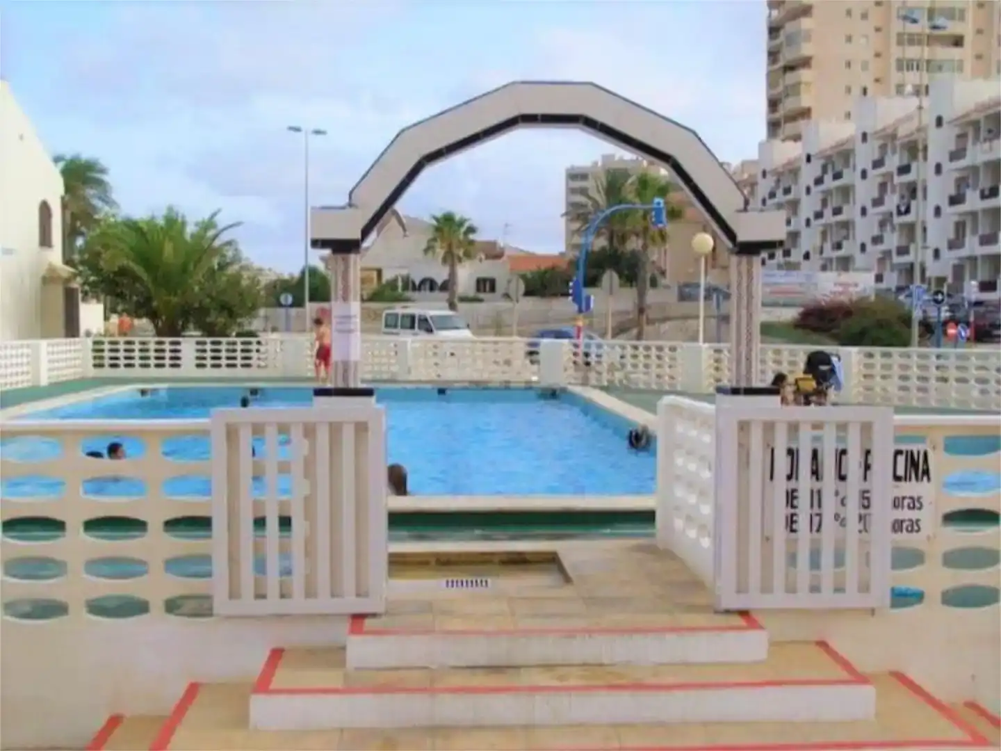 Piscina de Pis de lloguer en La Manga del Mar Menor amb Aire condicionat, Piscina i Moblat