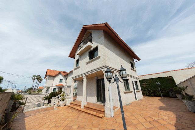 Vista exterior de Casa o xalet en venda en Vigo  amb Calefacció, Jardí privat i Parquet