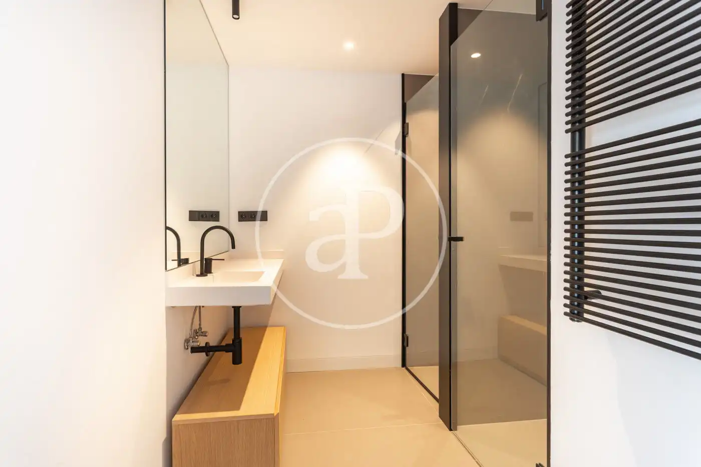 Baño de Piso de alquiler en Barcelona con Aire acondicionado, Calefacción y Jardín privado