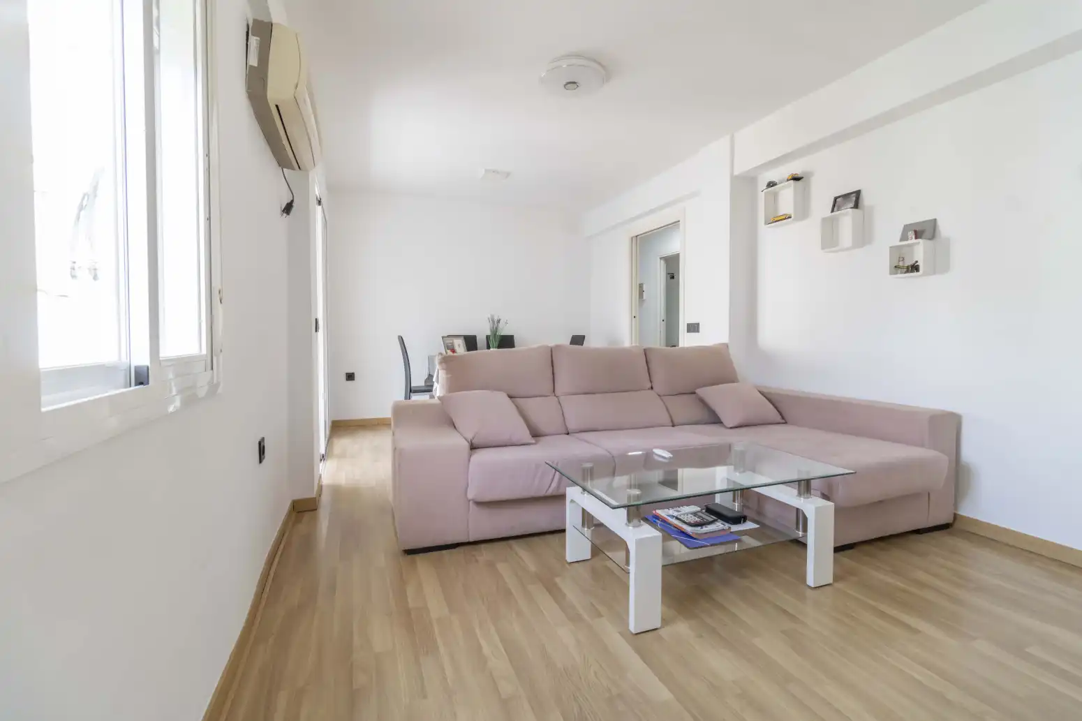 Sala d'estar de Pis de lloguer en San Juan de Aznalfarache amb Aire condicionat i Moblat
