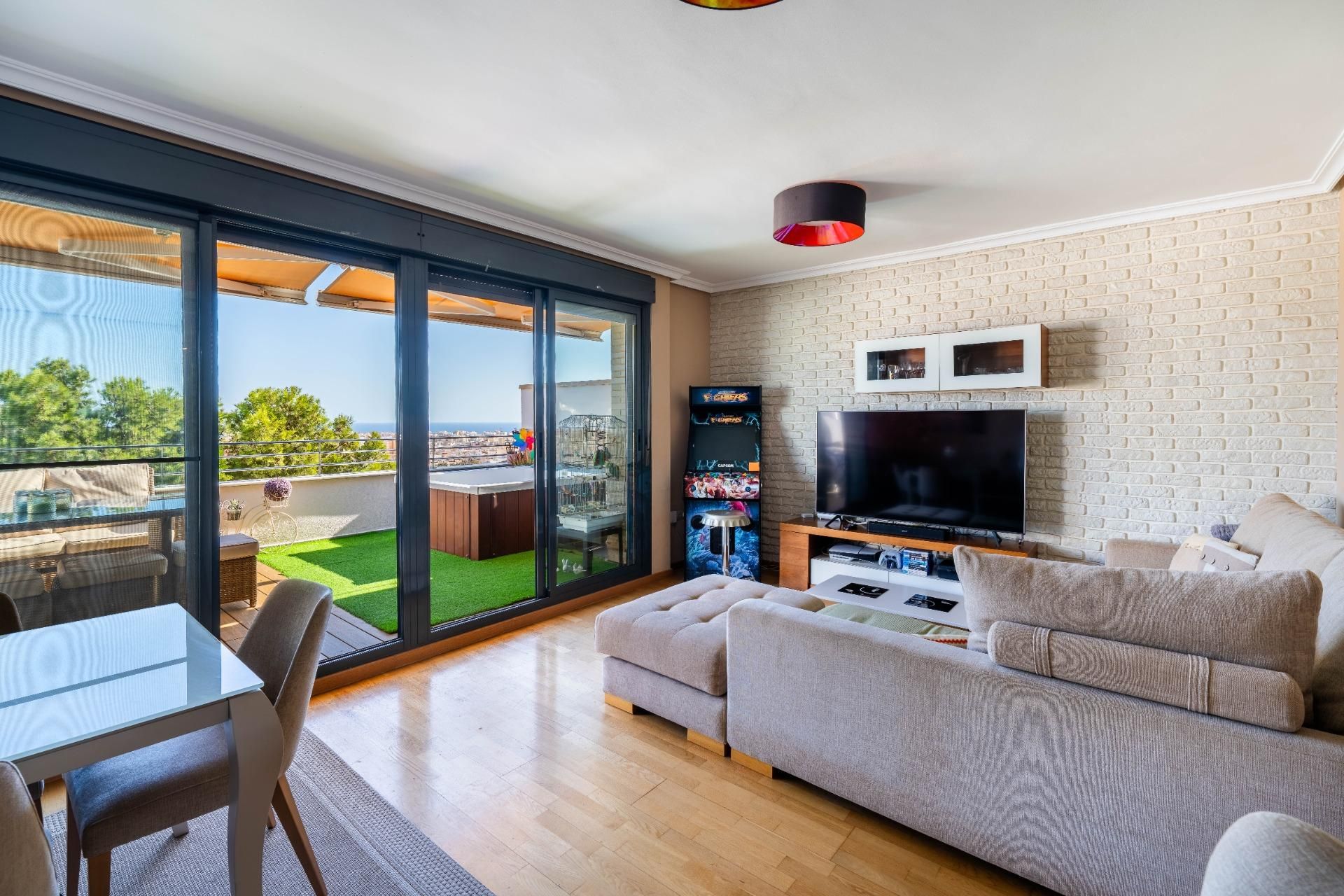 Sala d'estar de Àtic en venda en  Almería Capital amb Aire condicionat, Terrassa i Jacuzzi