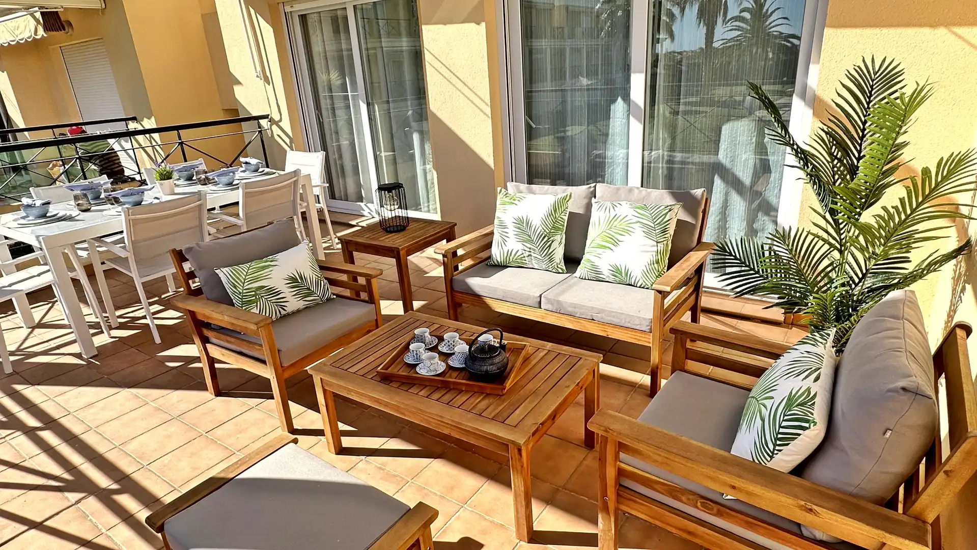 Terrasse von Wohnungen zur Miete in Oliva mit Klimaanlage, Heizung und Privatgarten