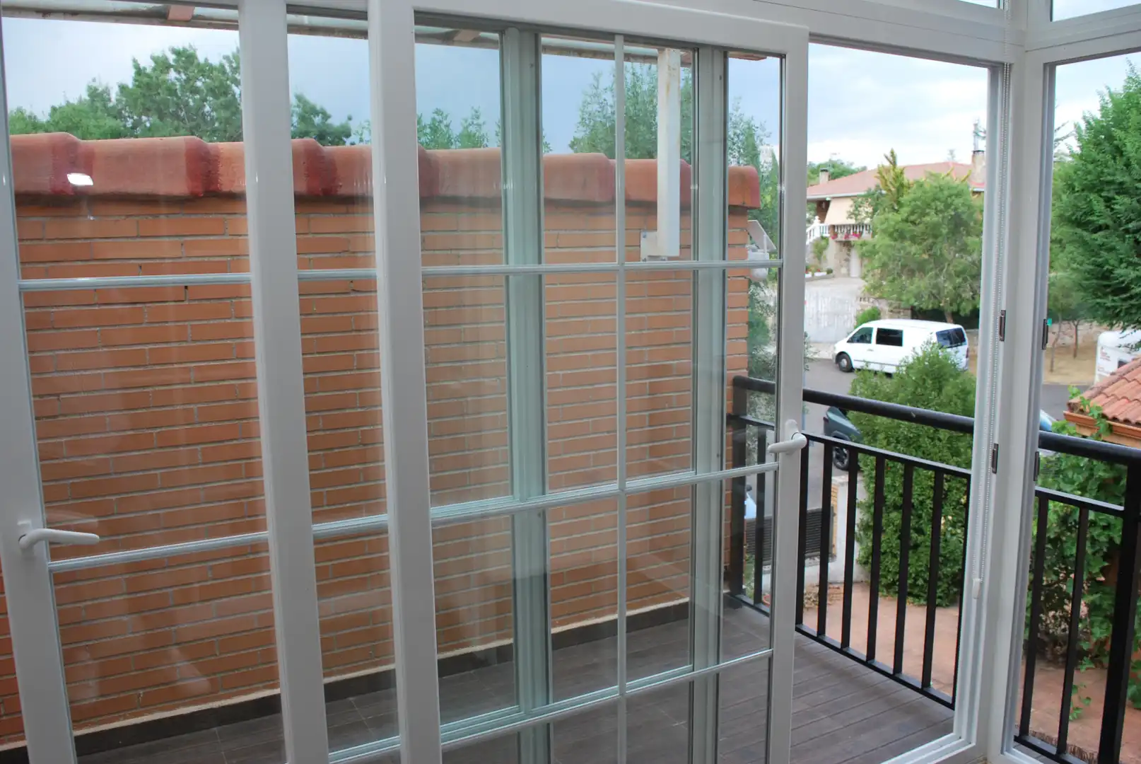 Terrasse von Einfamilien-Reihenhaus zum Verkauf in Valdemorillo mit Privatgarten, Terrasse und Abstellraum