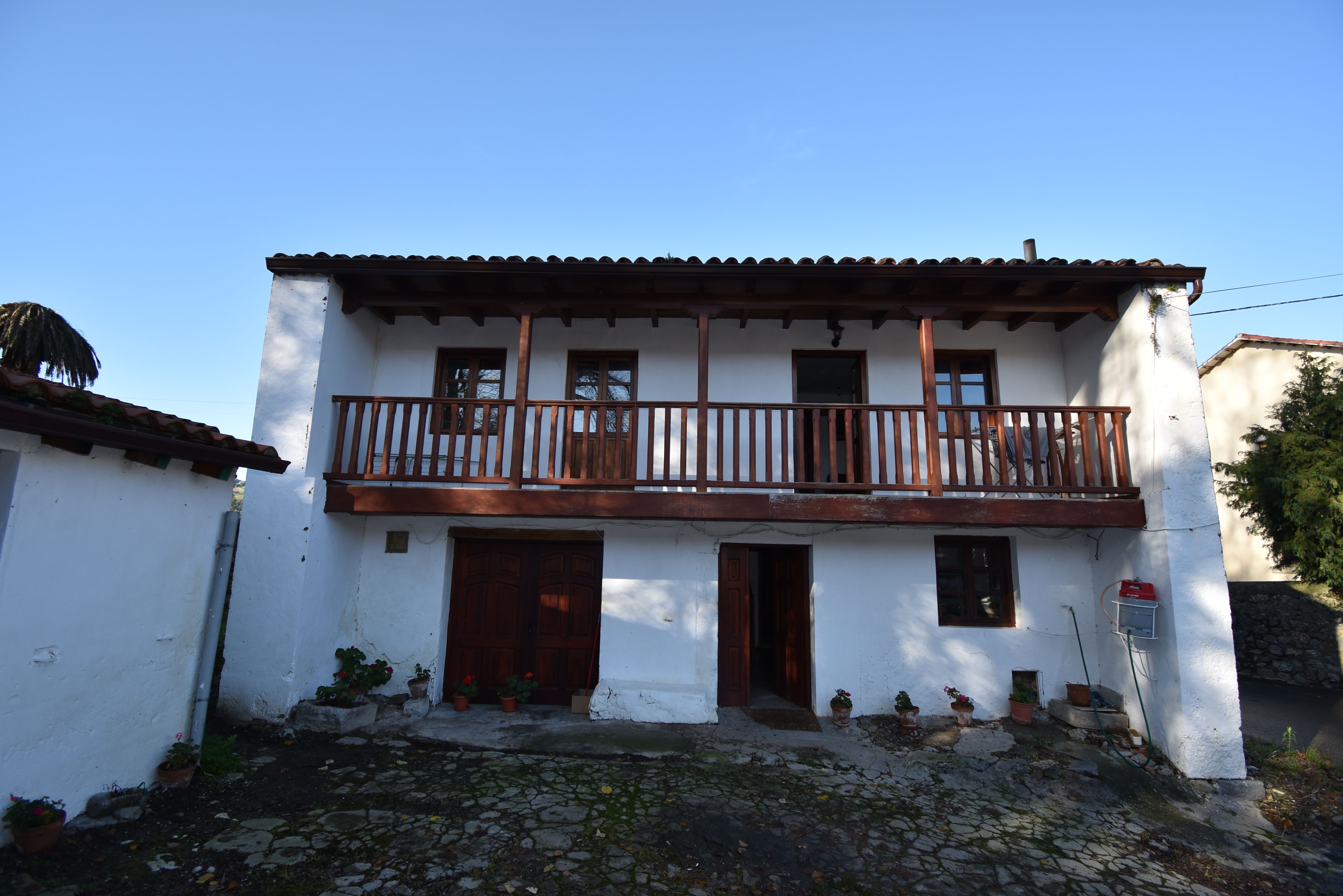 Vista exterior de Casa o xalet en venda en Solórzano amb Jardí privat, Moblat i Balcó