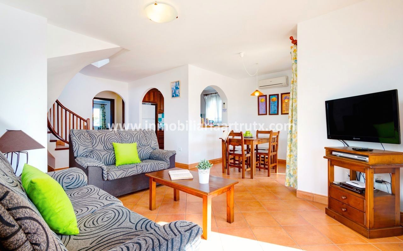Sala d'estar de Casa o xalet en venda en Ciutadella de Menorca amb Aire condicionat, Jardí privat i Terrassa