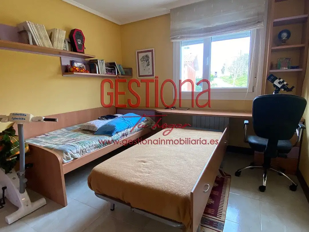 Habitación de Casa adosada en venta en Bareyo con Calefacción, Jardín privado y Piscina