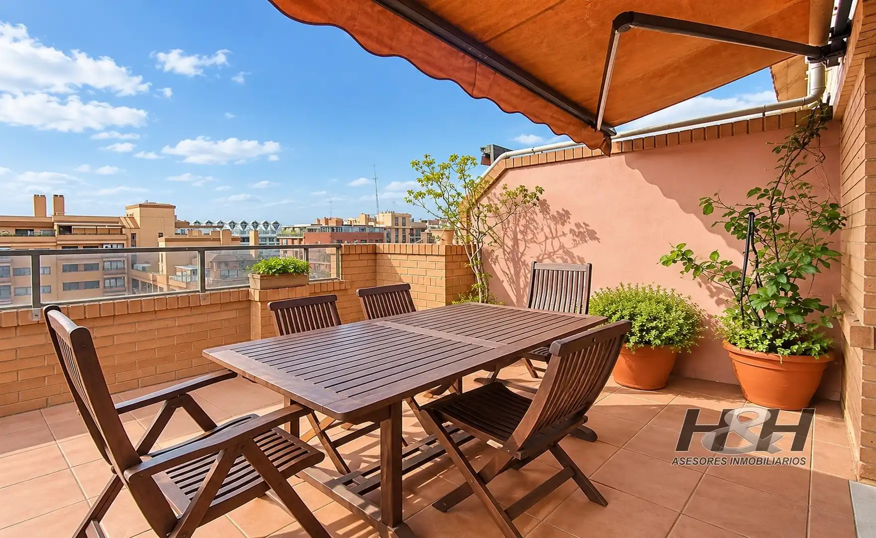 Penthouse with pool for sale in Camins al Grau