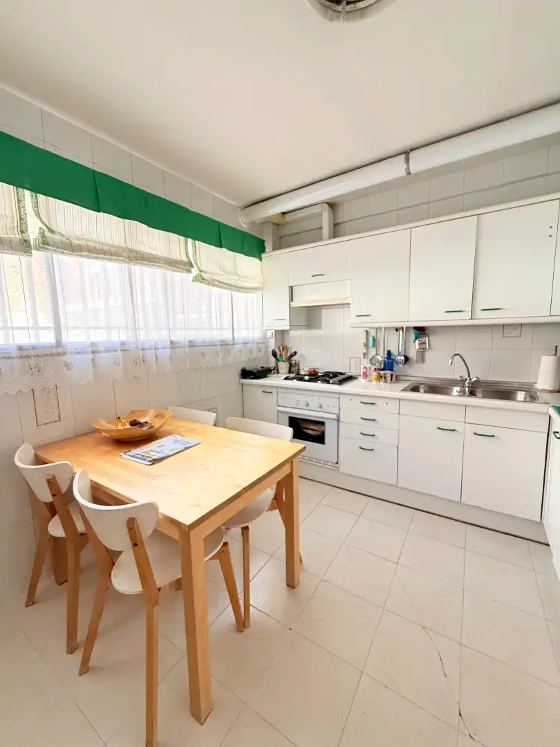 Cocina de Casa adosada en venta en San Sebastián de los Reyes con Aire acondicionado, Calefacción y Jardín privado