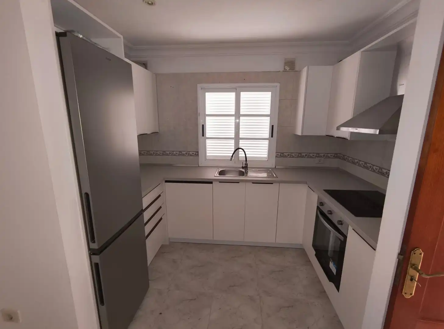 Küche von Einfamilien-Reihenhaus zum Verkauf in Puerto de la Cruz mit Abstellraum, Ofen und Balkon