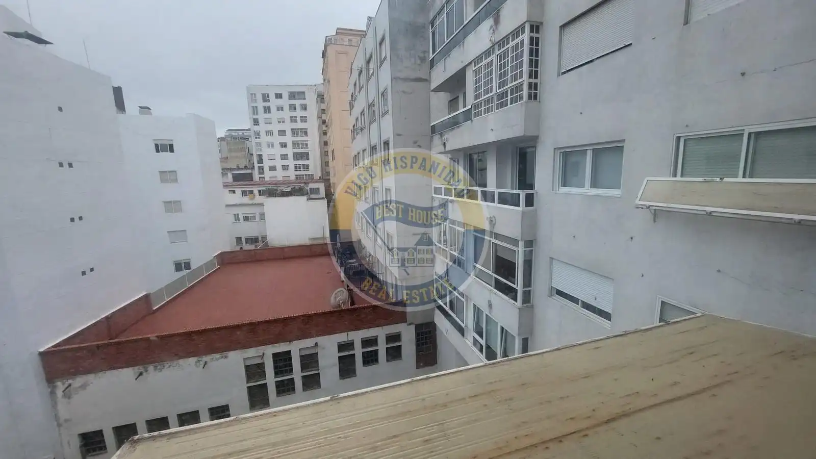 Vista exterior de Piso en venta en Vigo  con Calefacción