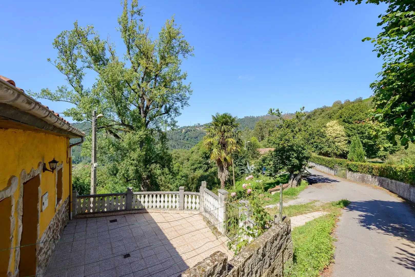Terrassa de Casa adosada en venda en Mieres (Asturias) amb Jardí privat, Terrassa i Moblat