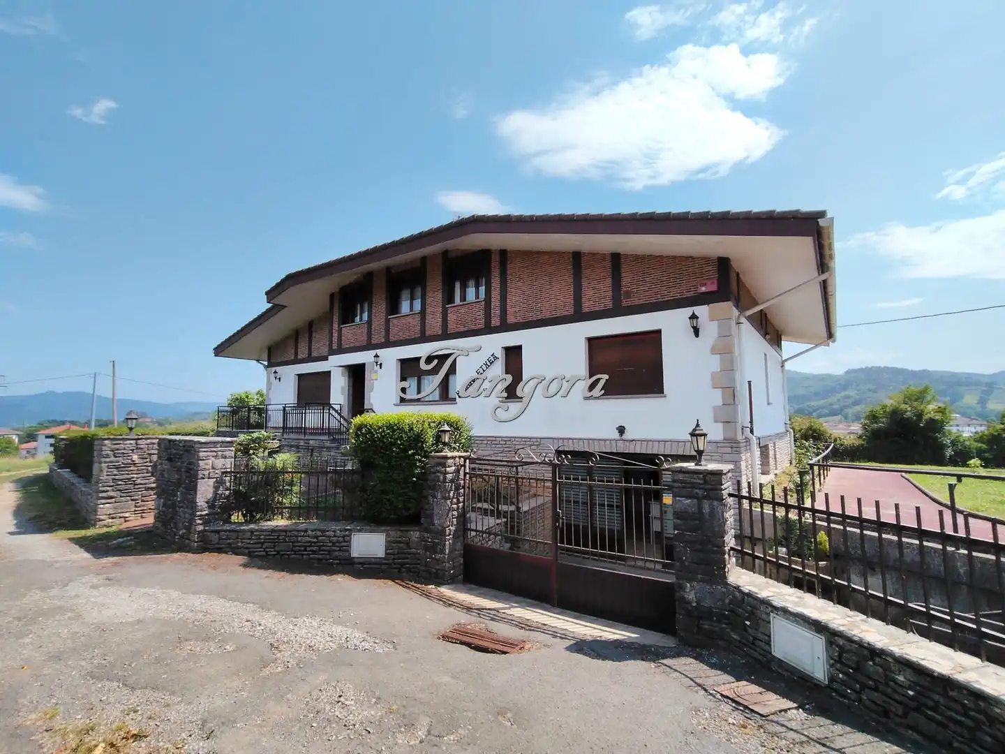 Vista exterior de Casa o xalet en venda en Busturia amb Calefacció, Jardí privat i Parquet