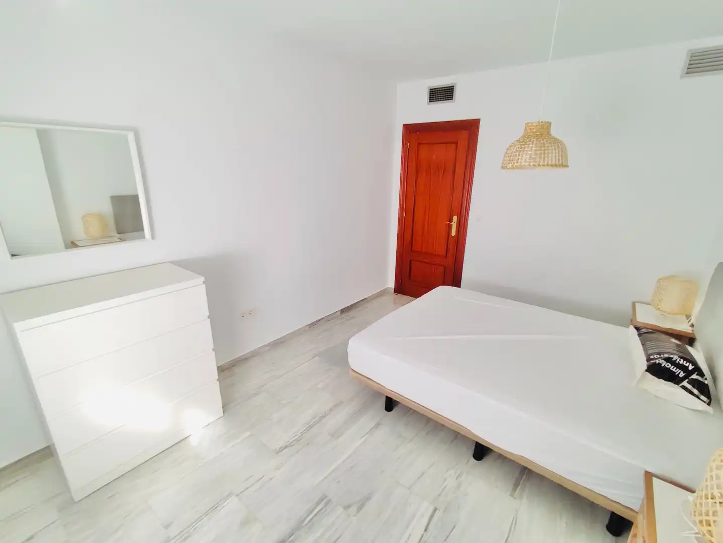 Habitación de Apartamento de alquiler en Granada con Aire acondicionado, Calefacción y Amueblado