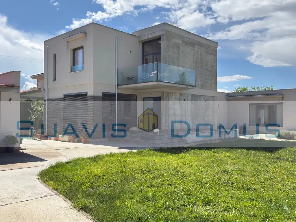 Vista exterior de Casa o xalet en venda en Roales amb Calefacció, Terrassa i Piscina