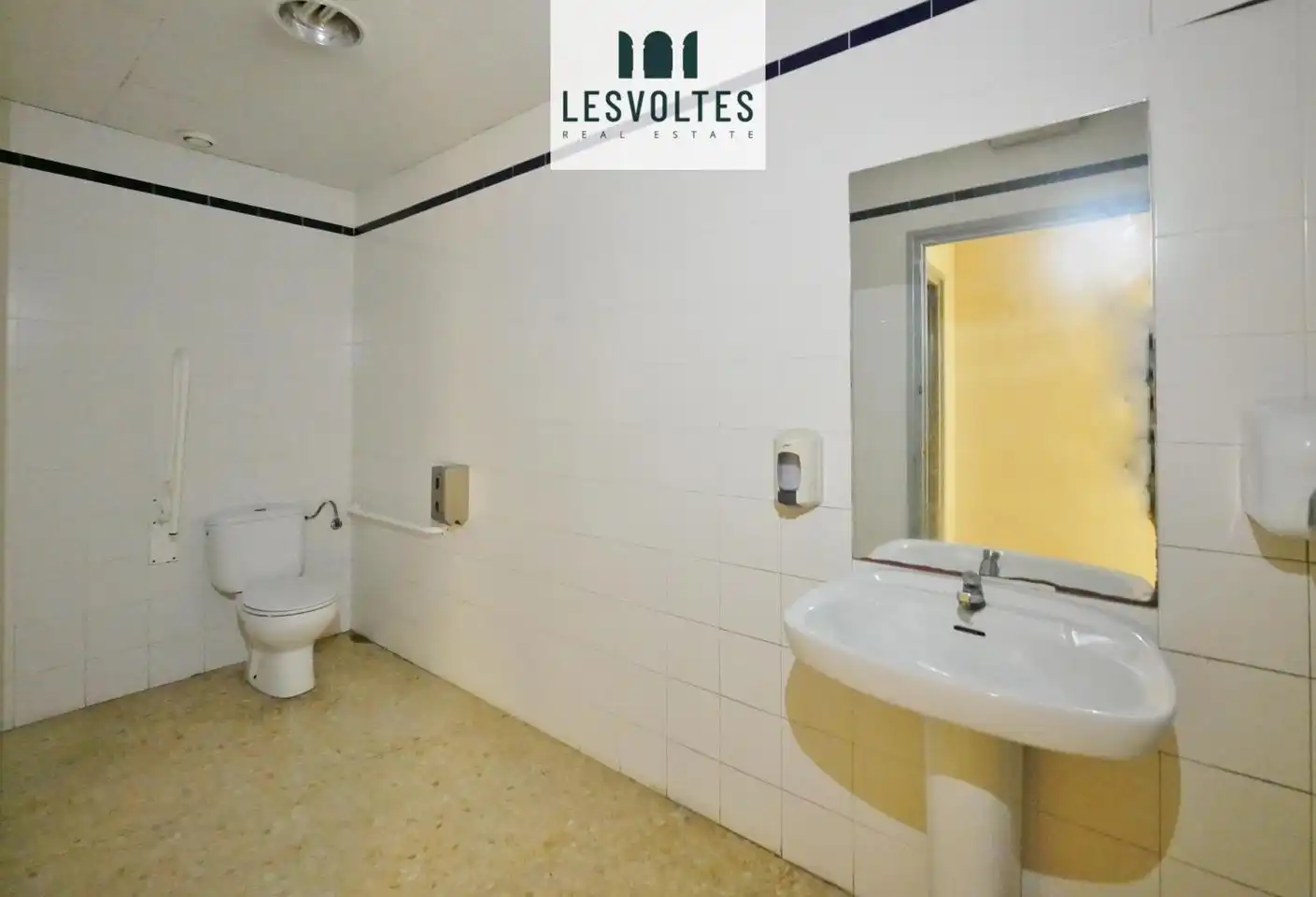 Baño de Local de alquiler en Palafrugell con Aire acondicionado