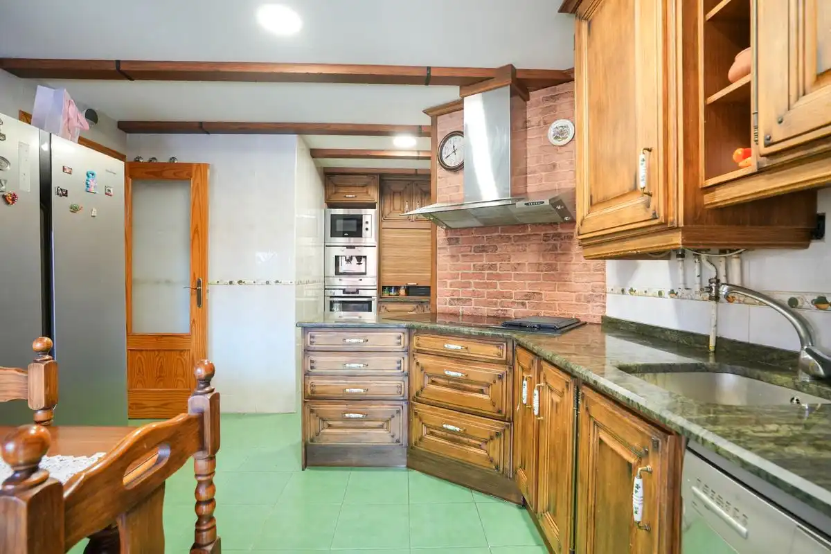 Cuina de Casa adosada en venda en Meco amb Aire condicionat, Calefacció i Jardí privat
