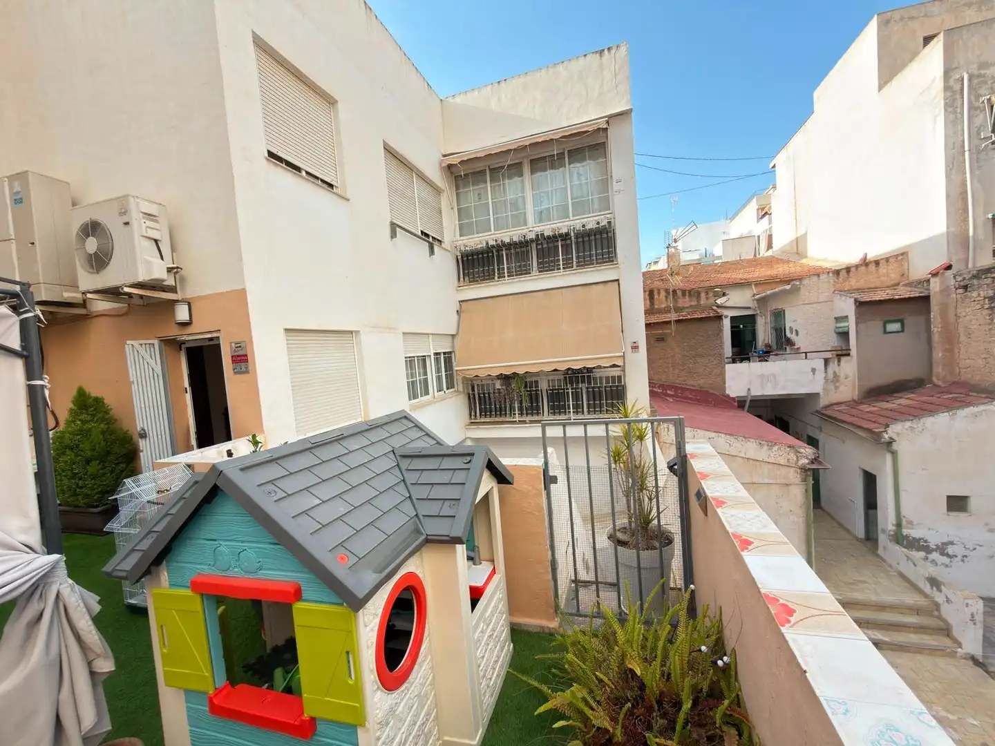 Vista exterior de Edifici en venda en Alicante / Alacant
