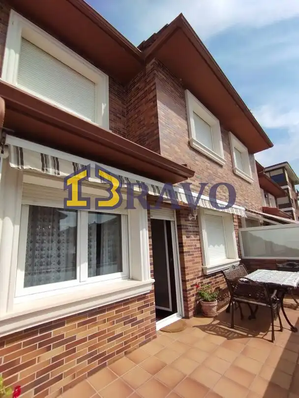 Vista exterior de Casa adosada en venta en Medina de Pomar con Calefacción, Jardín privado y Terraza