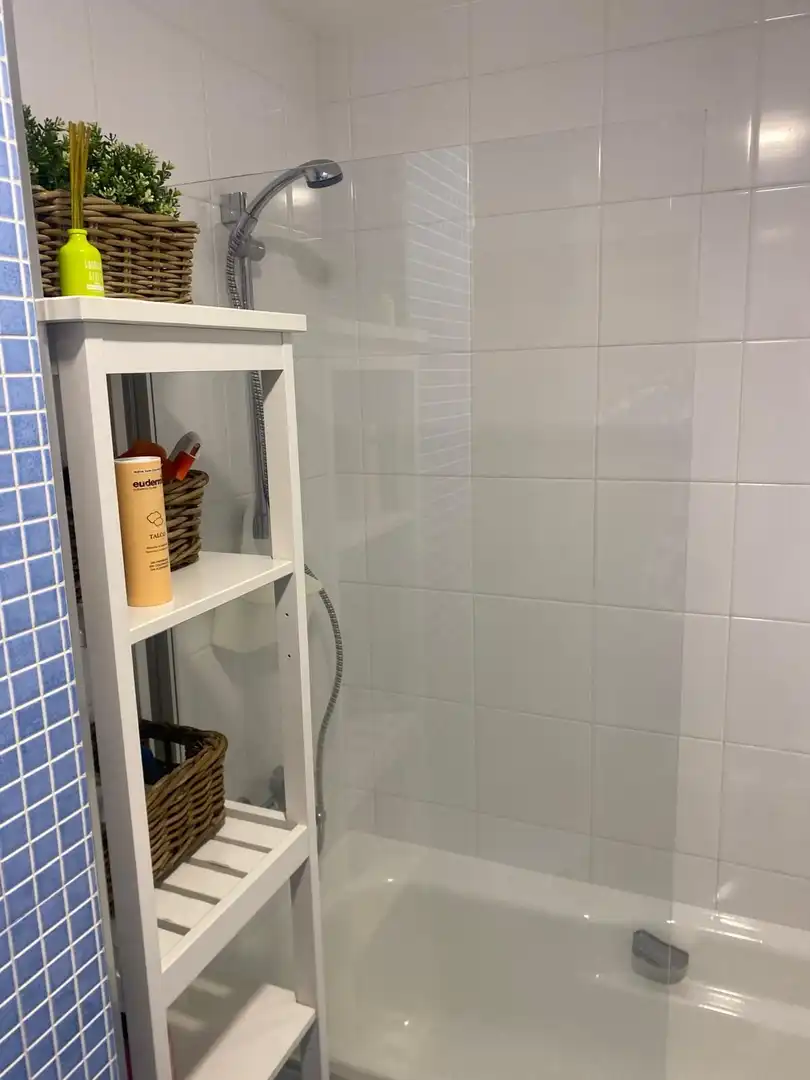 Baño de Piso de alquiler en Malpica de Bergantiños con Calefacción, Trastero y Amueblado