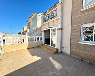 Vista exterior de Casa adosada de lloguer en Torrevieja amb Aire condicionat, Terrassa i Piscina