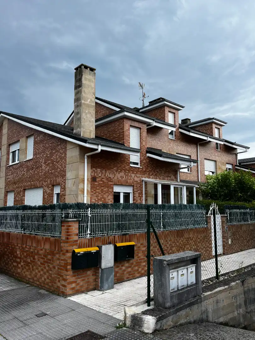 Vista exterior de Casa adosada en venta en Torrelavega  con Calefacción, Terraza y Trastero