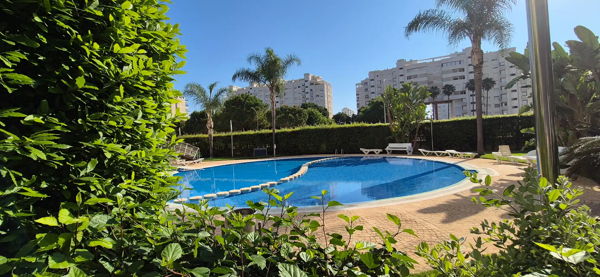 Piscina de Apartament de lloguer en Gandia amb Aire condicionat, Calefacció i Jardí privat