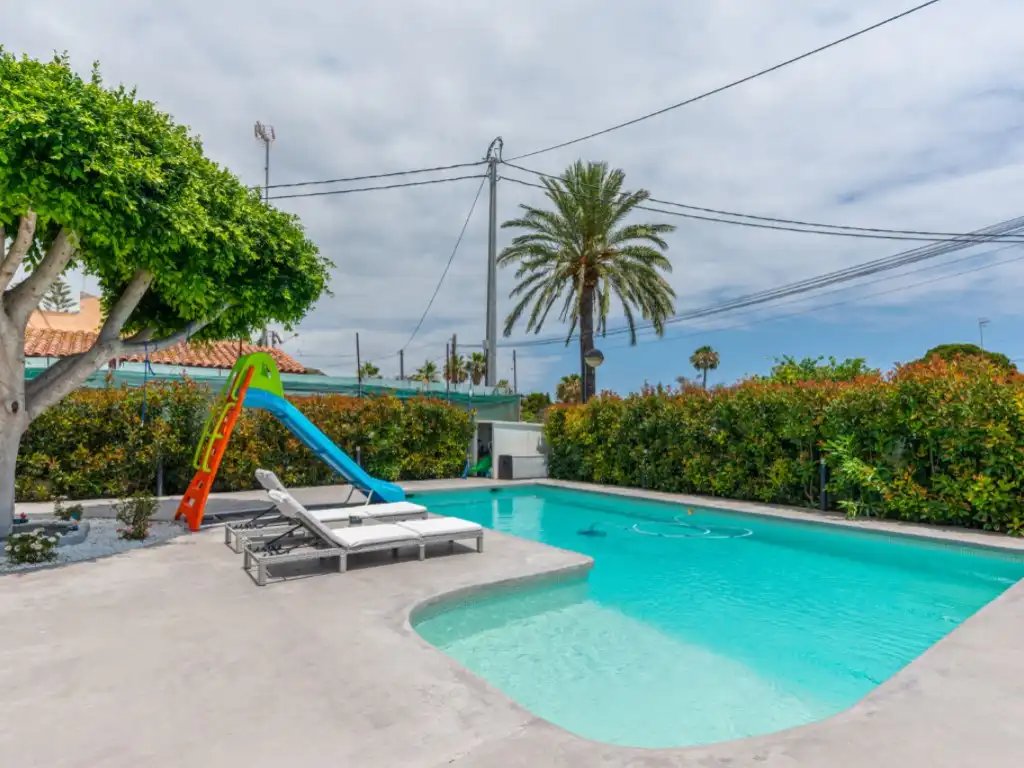 Piscina de Casa o xalet en venda en El Campello amb Aire condicionat, Jardí privat i Terrassa