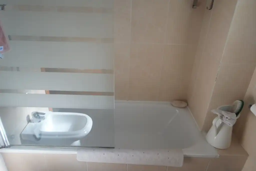 Badezimmer von Einfamilien-Reihenhaus zum Verkauf in Alhaurín de la Torre mit Klimaanlage, Privatgarten und Abstellraum