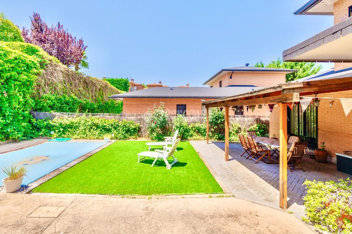 Jardí de Casa o xalet en venda en Cabanillas del Campo amb Calefacció i Piscina