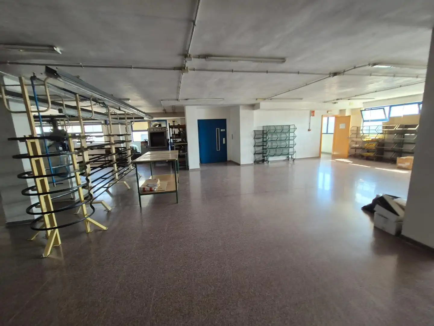 Fabrikhallen zur Miete in Elda