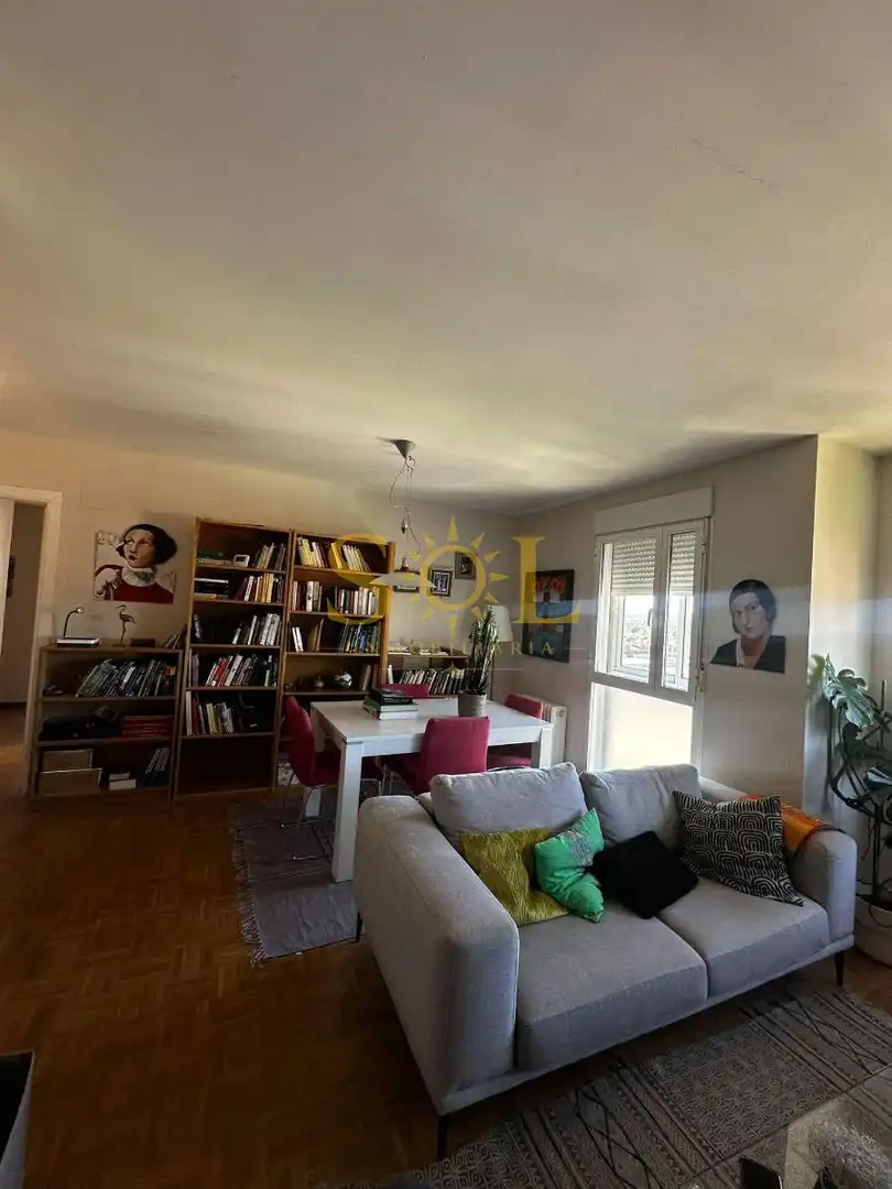 Sala d'estar de Pis en venda en León Capital  amb Calefacció, Traster i Moblat