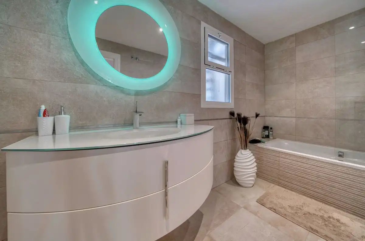 Baño de Casa adosada de alquiler en Benahavís con Aire acondicionado, Jardín privado y Terraza