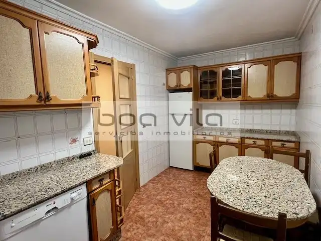 Küche von Wohnung zum Verkauf in Pontevedra Capital  mit Heizung, Parkett und Abstellraum