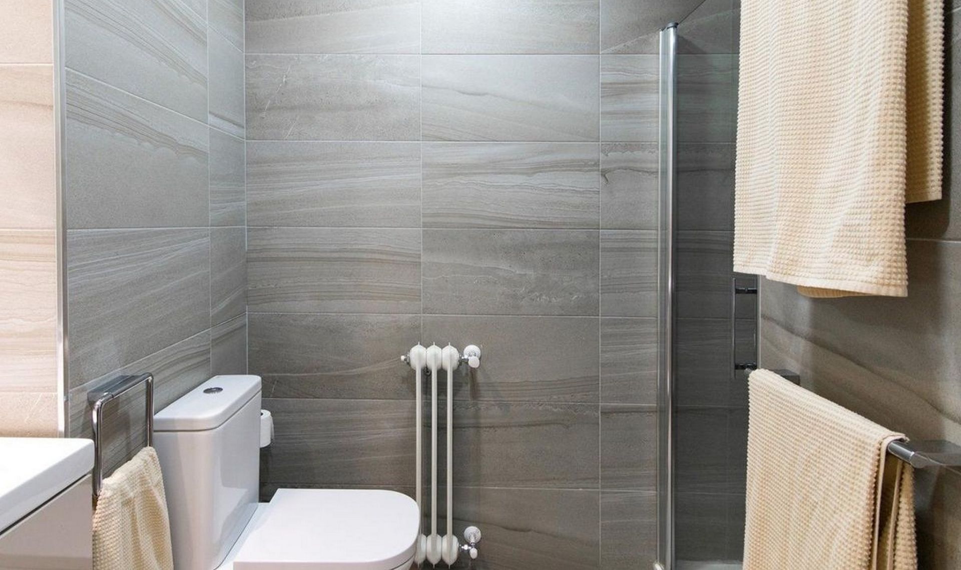 Bathroom of Flat to rent in Coslada  with Air Conditioner, Furnished and TV