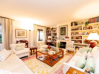 Living room of Flat for sale in  Madrid Capital  with Heating, Private garden and Terrace