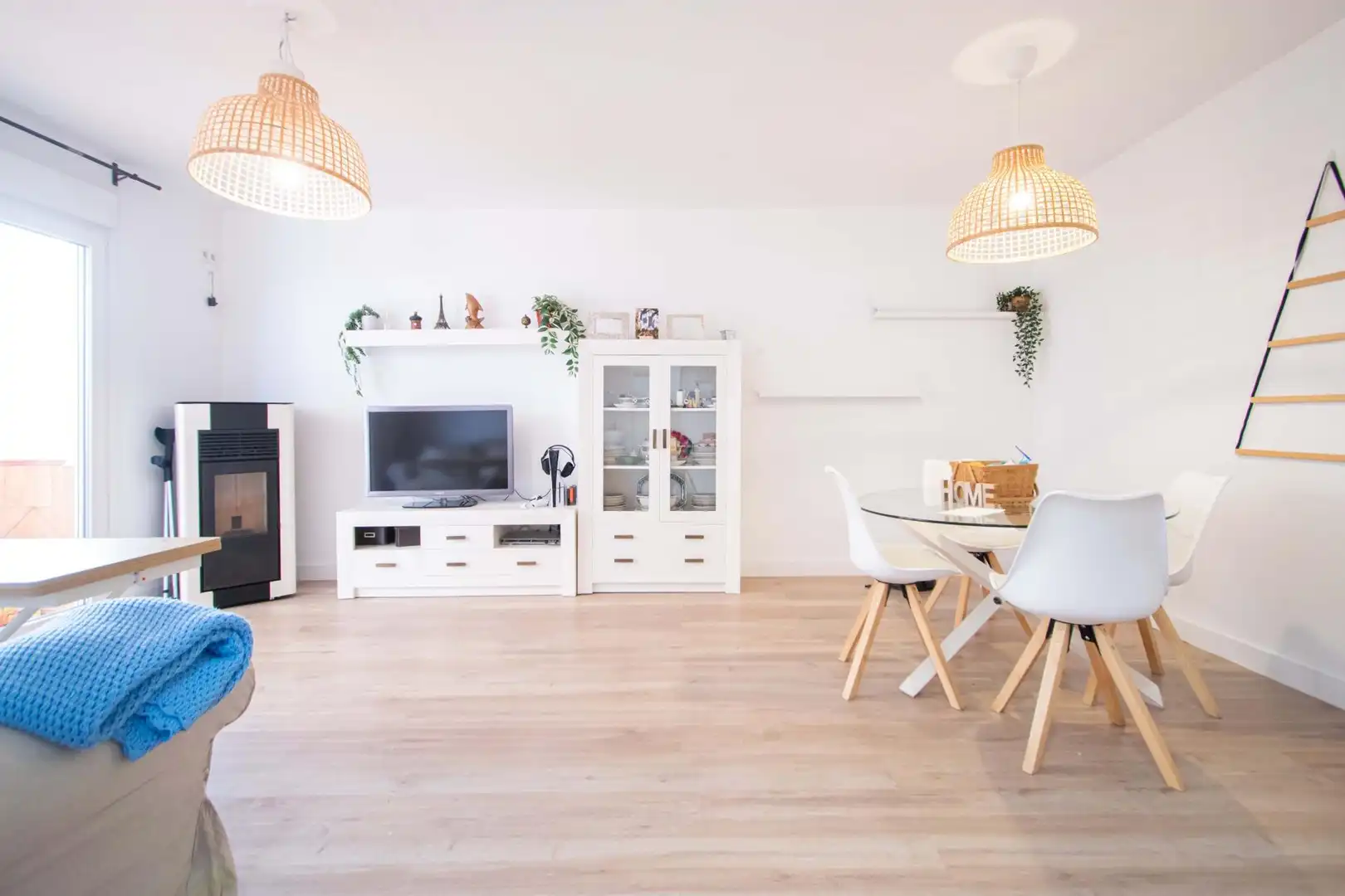 Sala de estar de Casa adosada en venta en Montequinto con Aire acondicionado y Piscina comunitaria