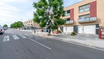 Vista exterior de Casa adosada en venda en Constantí amb Jardí privat