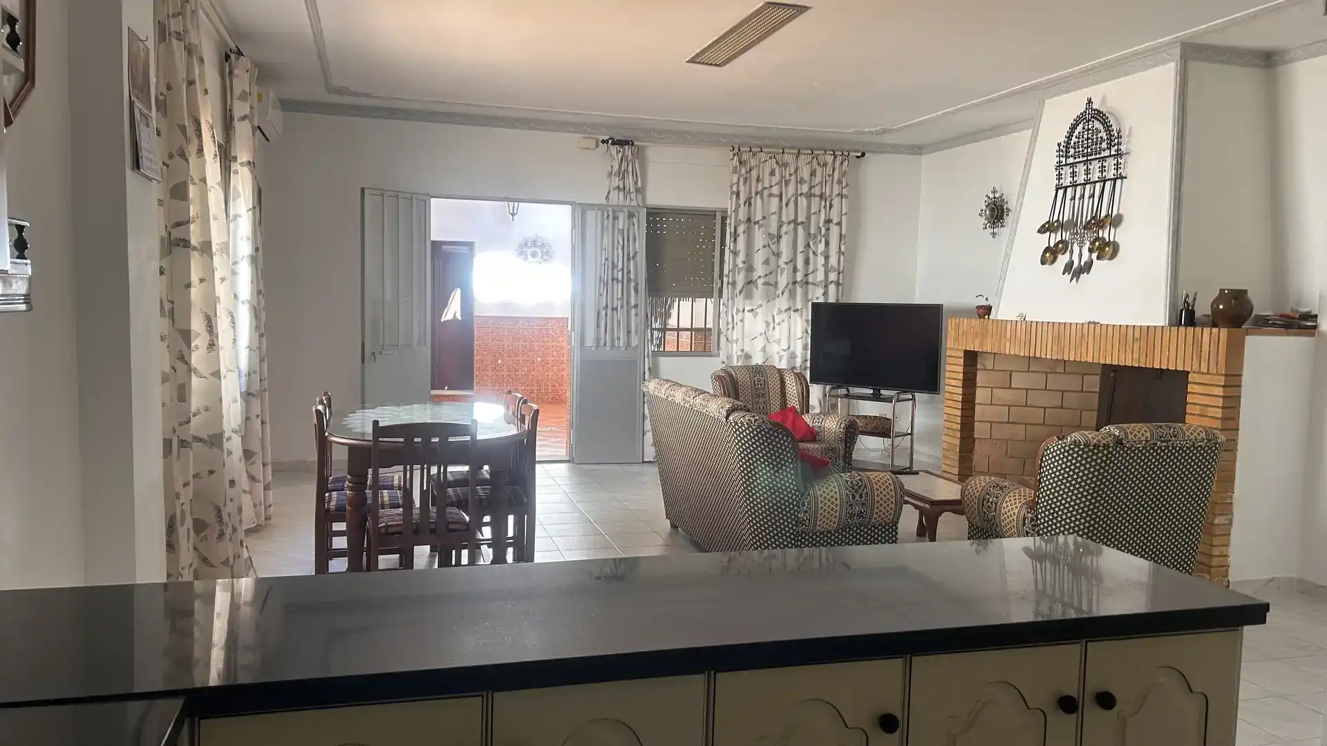 Sala d'estar de Casa adosada de lloguer en Añora amb Aire condicionat, Jardí privat i Traster
