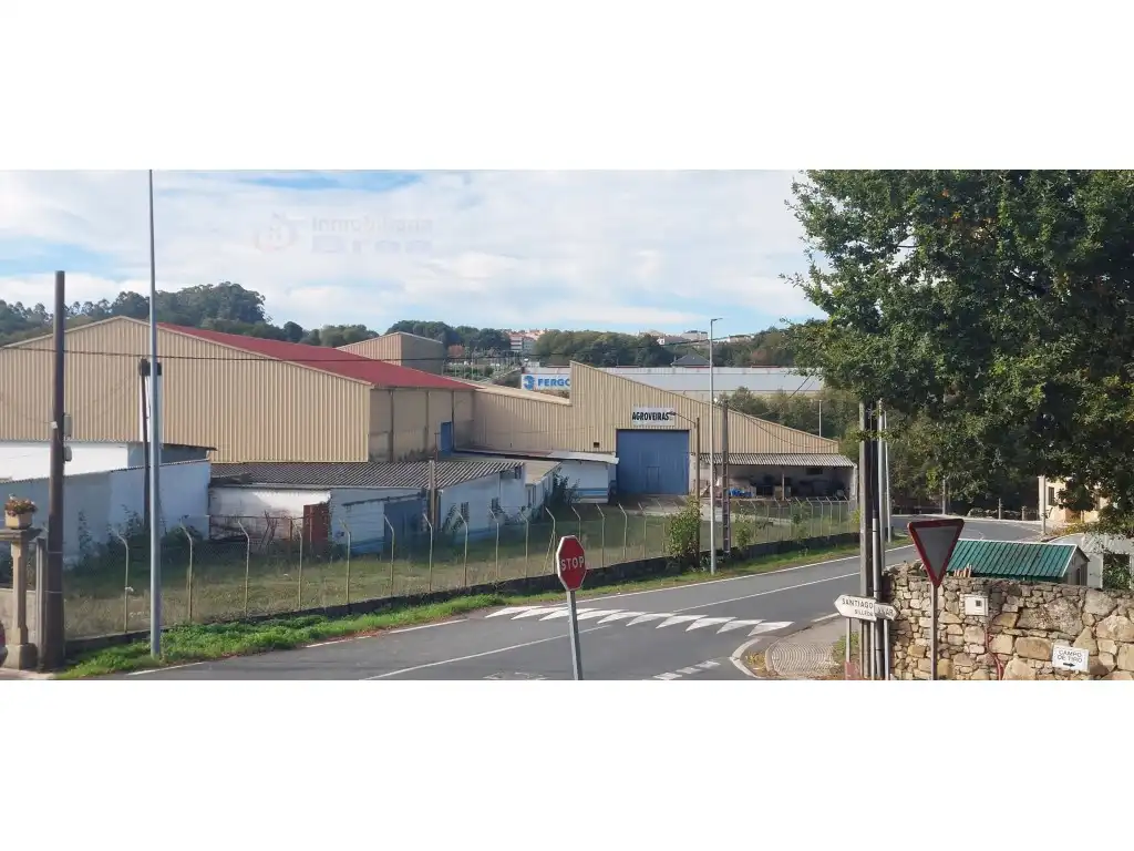 Außenansicht von Fabrikhallen zur Miete in Silleda