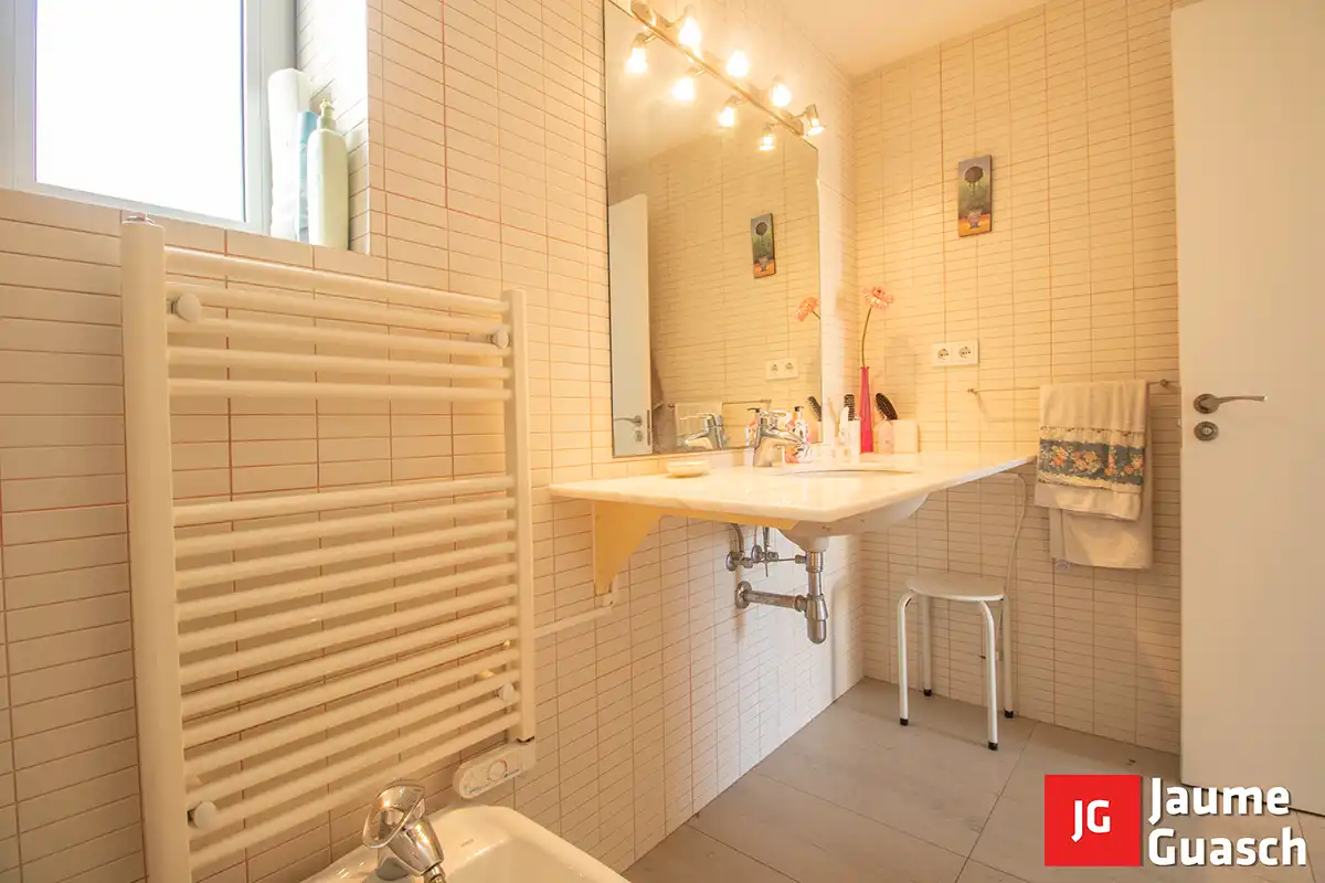 Badezimmer von Dachboden zum Verkauf in Torredembarra mit Klimaanlage, Heizung und Terrasse