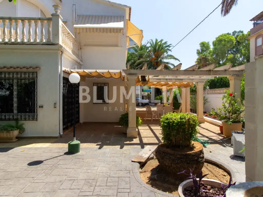 Vista exterior de Casa o xalet en venda en Dénia amb Aire condicionat, Jardí privat i Terrassa