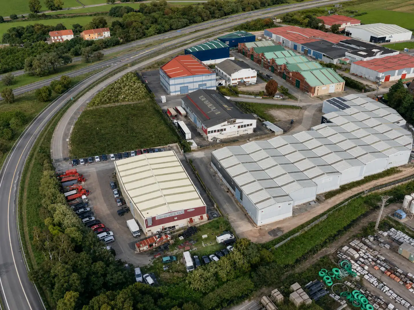 Außenansicht von Fabrikhallen zur Miete in Santa Cruz de Bezana