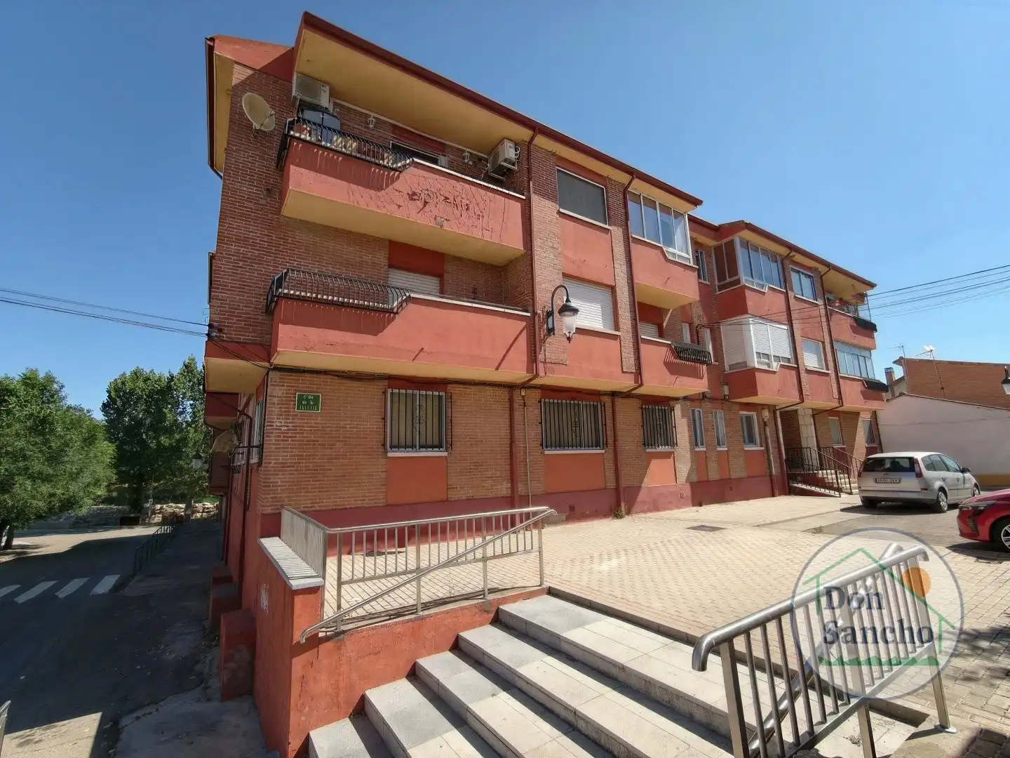 Vista exterior de Piso en venta en Viana de Cega con Terraza, Trastero y Amueblado