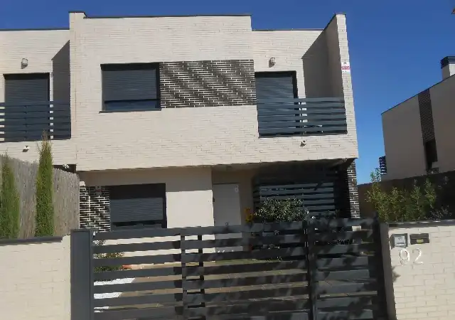 Vista exterior de Piso en venta en Cabanillas del Campo
