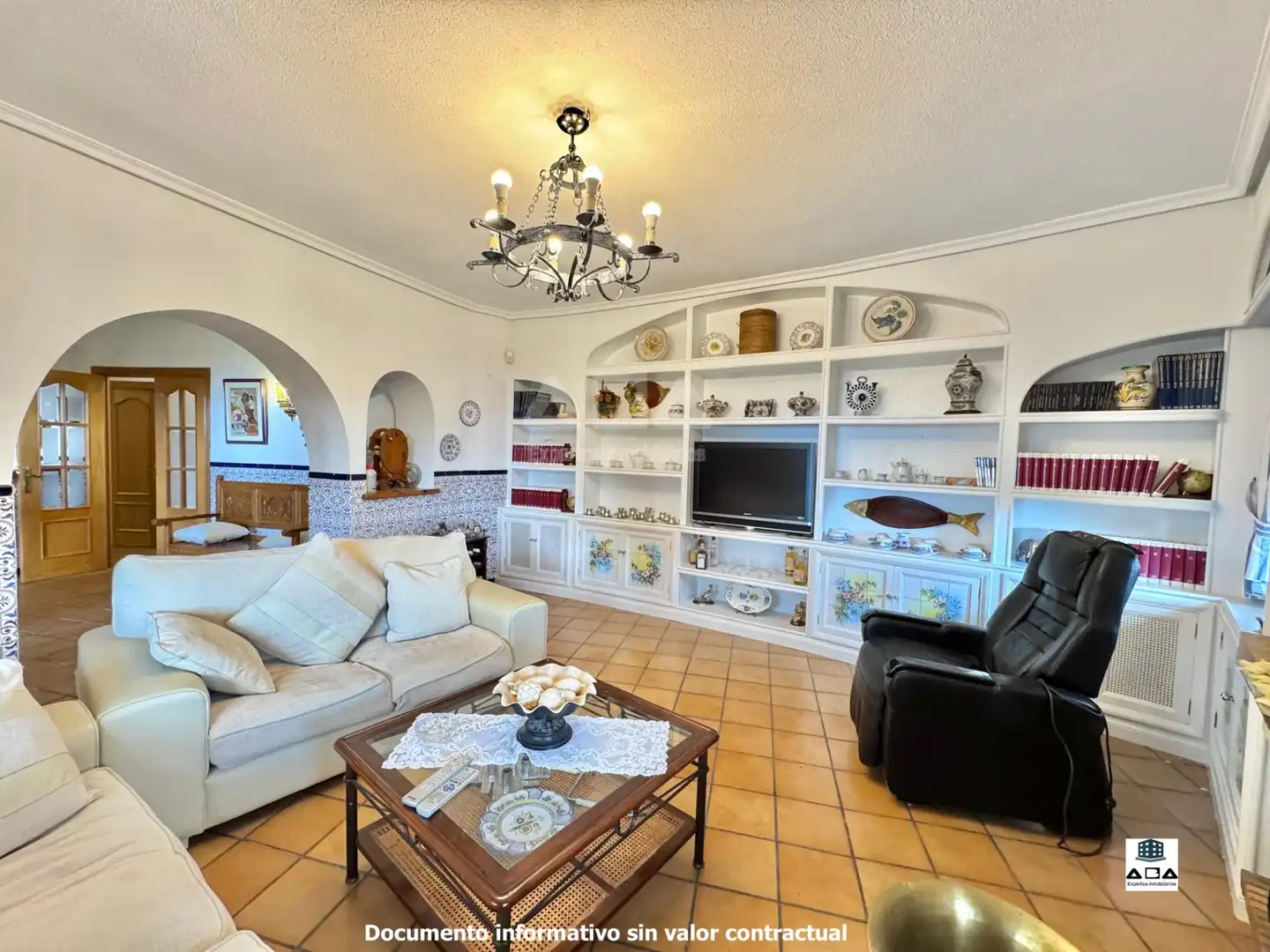 Sala de estar de Casa o chalet en venta en Poyales del Hoyo con Aire acondicionado, Calefacción y Jardín privado