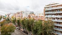 Vista exterior de Apartament en venda en  Madrid Capital amb Aire condicionat, Terrassa i Balcó