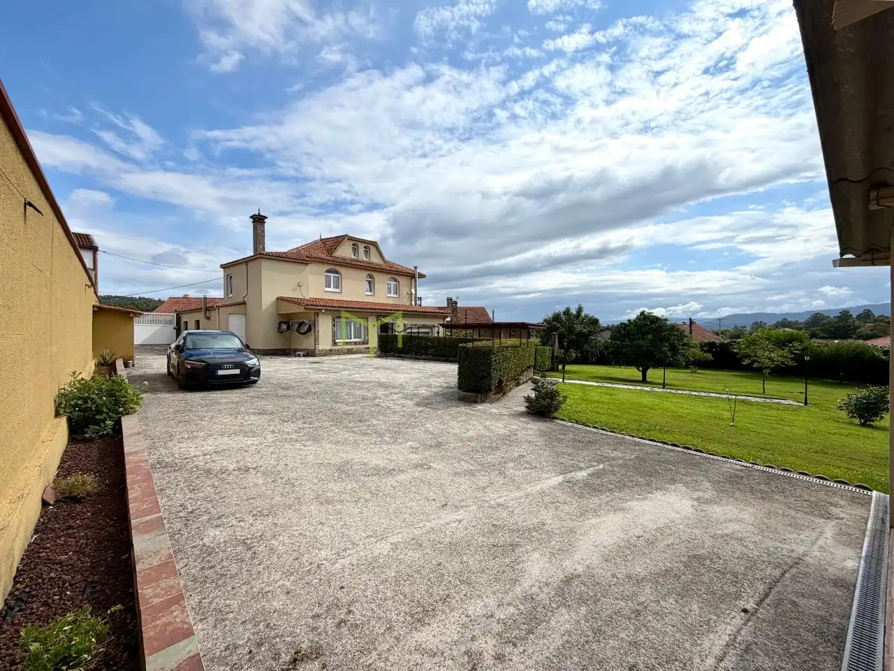 Vista exterior de Casa o xalet en venda en Teo amb Calefacció, Jardí privat i Terrassa
