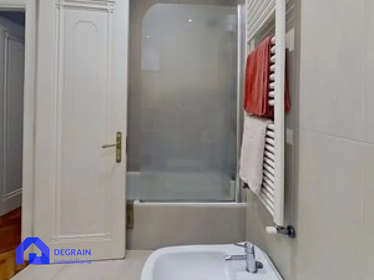 Bathroom of Flat for sale in Oviedo   with Heating and Storage room